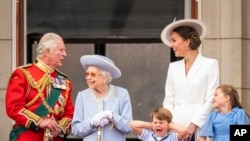 (ဝဲမှယာ) အိမ်ရှေ့စံ Charles၊ ဘုရင်မကြီး Elizabeth II၊ မင်းသား Louis၊ Kate နဲ့ Duchess of Cambridge and Princess Charlotte (ဇွန် ၂၊ ၂၀၂၂)