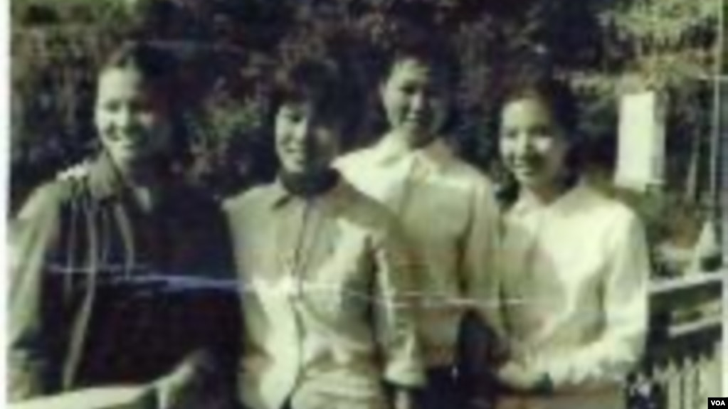 容锦爱（右一）和两个妹妹（左一、左二）摄于1969或1970年。(容锦爱提供)(photo:VOA)