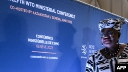 世界贸易组织（WTO）2022年6月12日在日内瓦召开为期四天的成员国贸易部长会议。图为WTO总干事恩戈齐·奥孔乔-伊韦阿（Ngozi Okonjo-Iweala）刚刚结束会议前的新闻发布会。-法新社照片