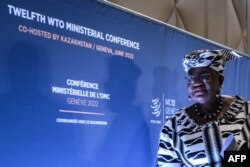 Direktur Jenderal Organisasi Perdagangan Dunia Ngozi Okonjo-Iweala meninggalkan konferensi pers pada pembukaan Konferensi Menteri WTO empat hari di Jenewa pada 12 Juni 2022. (Foto: Fabrice COFFRINI / AFP)