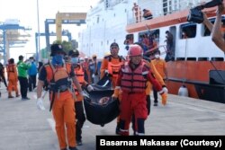 Petugas SAR membawa sebuah kantong jenazah korban kecelakaan KM Ladang Pertiwi 02. (Foto : Basarnas Makassar)