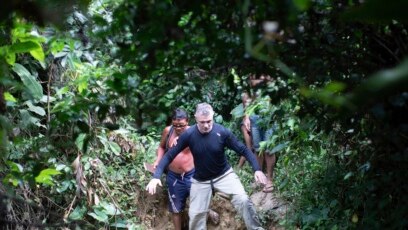 ARCHIVO - El periodista británico Dom Phillips, a la cabeza, y un indígena Yanomami caminan por las proximidades del poblado de Maloca Papiu village, en el estado de Roraima, Brasil, en noviembre de 2019. 