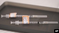 ARCHIVO - Esta fotografía muestra unas jeringas con la vacuna contra COVID-19 de Pfizer de dosis para niños de 5 a 11 años y adultos en Chicago, el 11 de diciembre de 2021. (AP Foto/Nam Y. Huh)