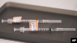 ARCHIVO - Esta fotografía muestra unas jeringas con la vacuna contra COVID-19 de Pfizer de dosis para niños de 5 a 11 años y adultos en Chicago, el 11 de diciembre de 2021. (AP Foto/Nam Y. Huh)