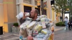 Американец цел месец го шеташе сопствениот отпад за да ги оттргне луѓето од консумеризам