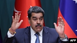 ARCHIVO - El presidente de Venezuela, Nicolás Maduro, gesticula durante una rueda de prensa en Ankara, en junio de 2022.