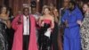 Michael R. Jackson, segundo de izquierda a derecha, recibe el premio a mejor musical por "A Strange Loop" en la 75a entrega anual de los Premios Tony el 12 de junio de 2022 en el Radio City Music Hall en Nueva York. (Foto Charles Sykes/Invision/AP)