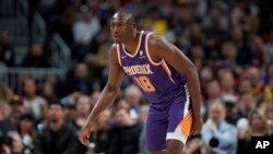 Bismack Biyombo durante una acción de un partido entre su equipo, los Phoenix Suns, y los Denver Nuggets, en Denver, el 24 de marzo de 2022.