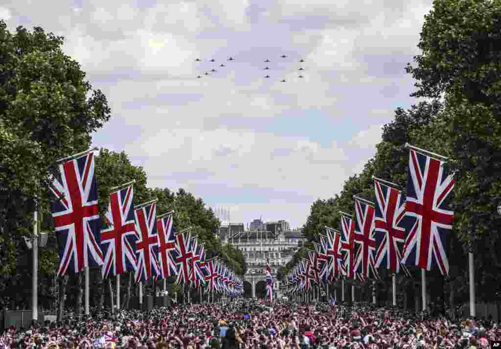 The crowd fills The Mall as they wait for the royal family to appear on the balcony of Buckingham Palace in London on the first of four days of celebrations to mark the Platinum Jubilee.