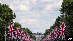 The crowd fills The Mall as they wait for the royal family to appear on the balcony of Buckingham Palace in London on the first of four days of celebrations to mark the Platinum Jubilee.