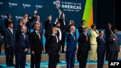 Líderes de las Américas posan para una foto familiar durante la IX Cumbre de las Américas en Los Ángeles, California, el 10 de junio de 2022.