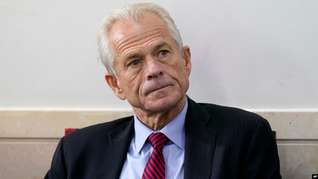 ARCHIVO - El asesor comercial de la Casa Blanca, Peter Navarro, escucha mientras el presidente Donald Trump habla durante una conferencia de prensa en la Casa Blanca, el 14 de agosto de 2020, en Washington.