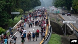 Migrantes que forman parte de una caravana que se dirige a EEUU caminan de Huixtla a Escuintla, estado de Chiapas, México, el 9 de junio de 2022.