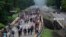 Migrantes que forman parte de una caravana que se dirige a EEUU caminan de Huixtla a Escuintla, estado de Chiapas, México, el 9 de junio de 2022.