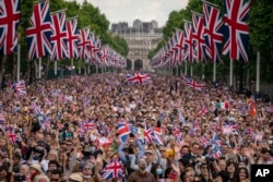 People pack the Mall as the British Royal family come onto the balcony of Buckingham Place after the Trooping the Color ceremony in London, Thursday, June 2, 2022. (Aaron Chown/Pool Photo via AP)