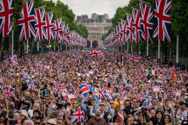 People pack the Mall as the British Royal family come onto the balcony of Buckingham Place after the Trooping the Color ceremony in London, Thursday, June 2, 2022. (Aaron Chown/Pool Photo via AP)