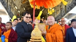 རྒྱ་གར་གྱི་ཁྲིམས་ཀྱི་བློན་ཆེན་གྱིས་སངས་རྒྱས་ཀྱི་རིང་བསྲེལ་བསྣམས་ཏེ་སོག་ཡུལ་ལ་ཕེབས་འབྱོར།