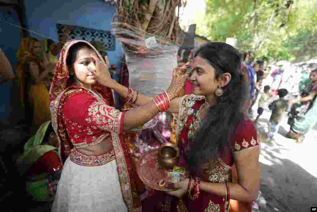 Married Hindu women perform rituals around a banyan tree on Vat Savitri festival in Ahmedabad, India.&nbsp;(AP Photo/Ajit Solanki)