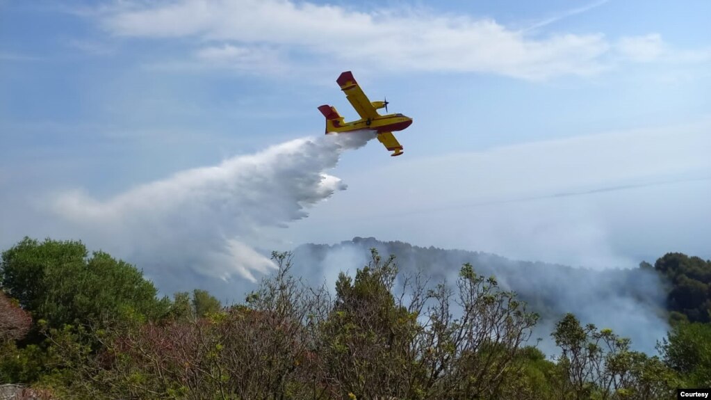 Nje avion grek në ndihmë të forcave shqiptare për shuarjen e zjrreve në Sazan