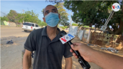 Gianfranco Reyes, de 38 años, declara a la VOA en el sector Altos de Milagro Norte, en Venezuela, mientras a sus espaldas se lee un grafiti que reza: “la revolución es hambre”. [Foto: Gustavo Ocando, Alex]