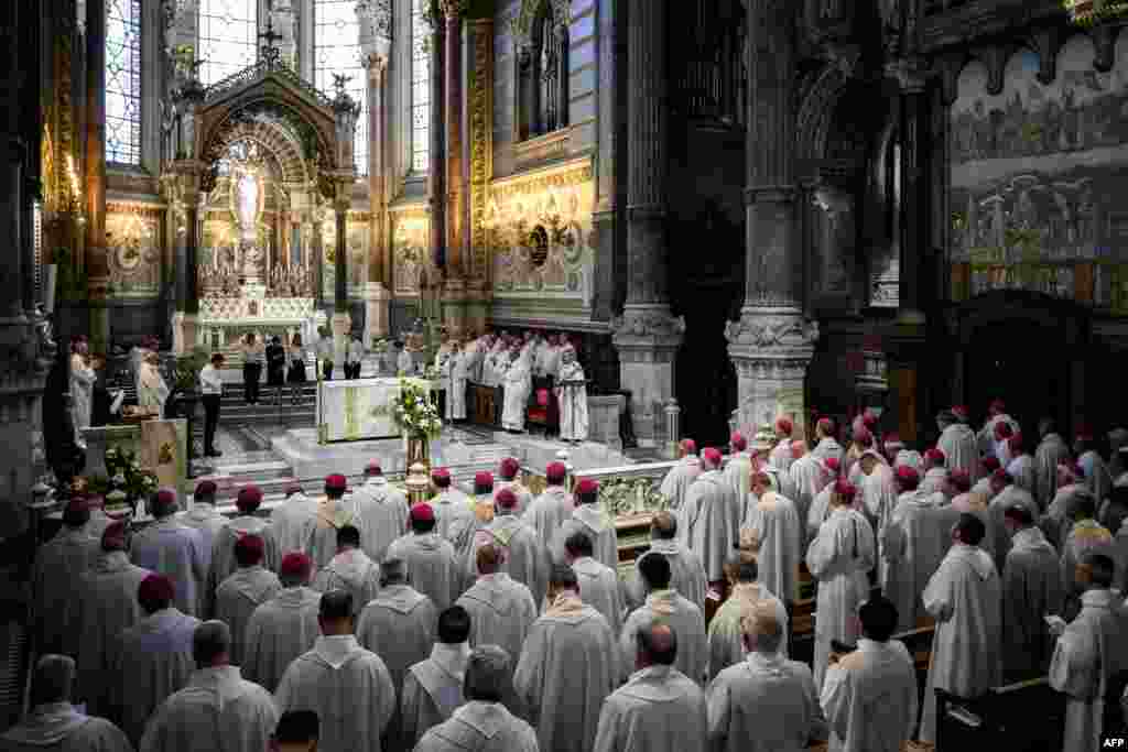 Bishops take part in a Mass during the extraordinary plenary assembly of the Bishops of France in the Fourviere Basilica in Lyon.&nbsp;(Photo by JEFF PACHOUD / AFP)