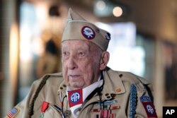 Veteran Perang Dunia II AS Ray Wallace, dari 507th PIR 82rd Airborne, di Sainte-Mere-L'Eglise, Normandia, Minggu, 5 Juni 2022.