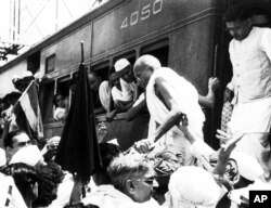انڈین نیشنل کانگریس کے سربراہ مہاتما گاندھی پانچ اکتوبر1944 کو مسلم لیگ کے لیڈر محمد علی جناح سے ملاقات کے لیے جا رہے ہیں۔