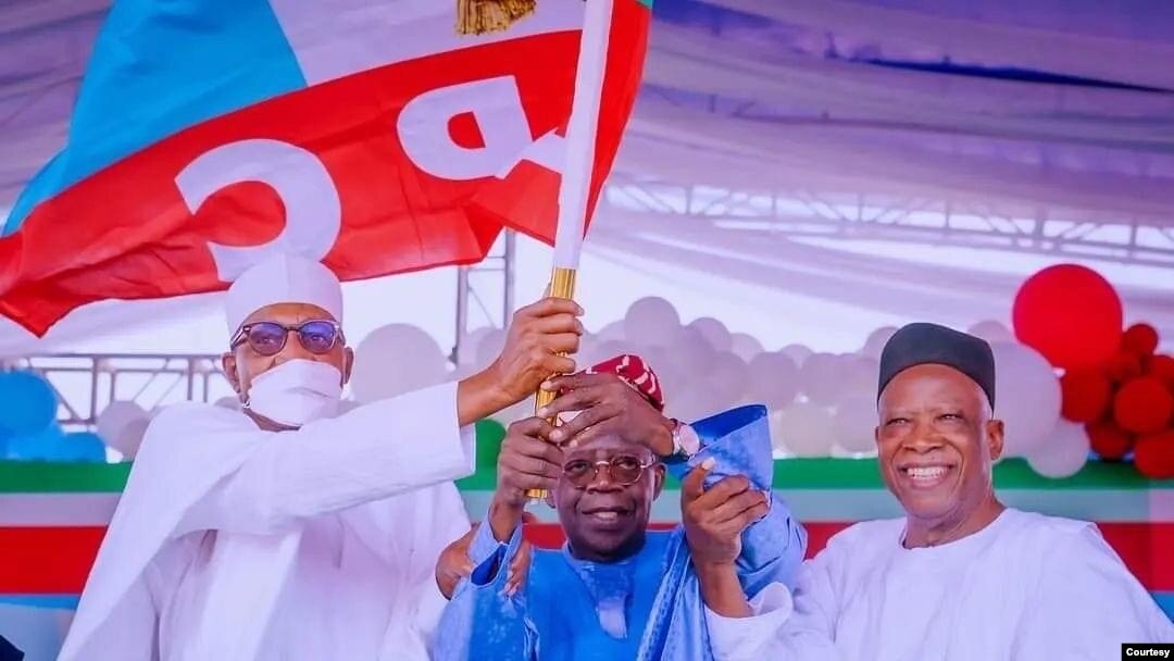 Lokacin da shugaba Buhari ya ba Tinubu tutar jam'iyya (Hoto: Fadar shugaban kasa)