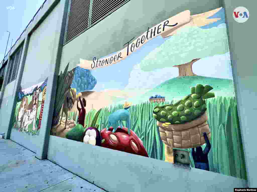 Estudiantes de la Universidad Comunitaria Vocacional–Técnica de Los Ángeles pintan en las paredes de su escuela. 