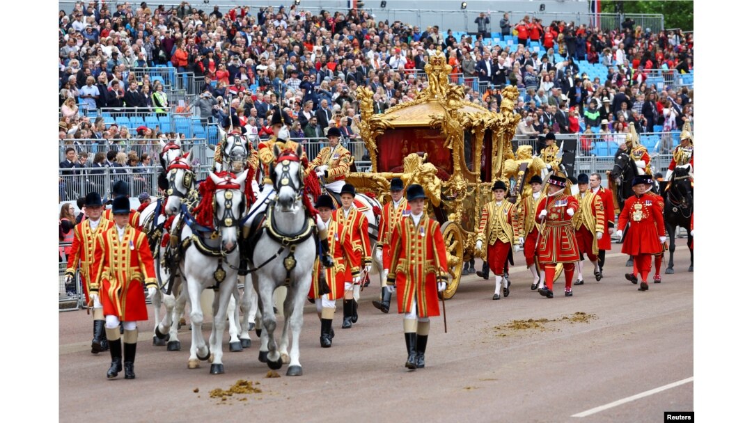 The Gold State Coach passes in front of Buckingham Palace during the Platinum Jubilee Pageant, marking the end of the celebrations for the Platinum Jubilee of Britain's Queen Elizabeth, in London, June 5, 2022.