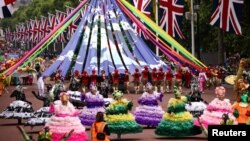 Performers wearing costume take part in a parade during the Platinum Jubilee Pageant, marking the end of the celebrations for the Platinum Jubilee of Britain's Queen Elizabeth, in London, June 5, 2022. 