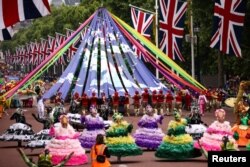 Para penari yang mengenakan kostum mengambil bagian dalam parade selama Kontes Platinum Jubilee di London, 5 Juni 2022.