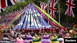 Performers wearing costume take part in a parade during the Platinum Jubilee Pageant, marking the end of the celebrations for the Platinum Jubilee of Britain's Queen Elizabeth, in London, June 5, 2022.