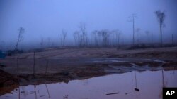 En esta imagen del miércoles 24 de febrero de 2015 se ve la deforestación de lo que alguna vez fue selva virgen debido a la minería de oro, durante un operativo gubernamental en contra de las operaciones mineras ilícitas en La Pampa, en la región de Madre de Dios, Perú.