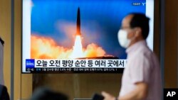 5일 한국 서울역에 설치된 TV에서 북한 탄도미사일 발사 관련 보도가 나오고 있다.