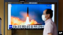 Sebuah layar TV yang menampilkan program berita yang melaporkan tentang peluncuran rudal Korea Utara, terlihat di sebuah stasiun kereta api di Seoul, Korea Selatan, Minggu, 5 Juni 2022. (AP/Lee ​​Jin-man)

