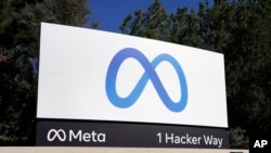 El logo de Meta, la matriz de Facebook, es visto a la entrada de las oficinas centrales de la compañía en Menlo Park, California, el 28 de octubre del 2021. 