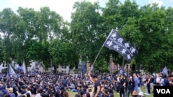 上千民众2022年6月12日在英国伦敦出席香港反送中运动“612抗议”三周年纪念活动。（美国之音记者郑乐捷）