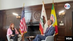 El Alcalde de Los Ángeles, Eric Garcetti, en entrevista con la Voz de América. [Foto: VOA / Nelson Vignoles]