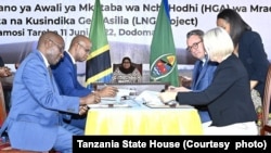 Rais wa Jamhuri ya Muungano wa Tanzania, Samia Suluhu Hassan akishuhudia utiaji saini Mkataba wa Awali wa Mradi wa kuchakata na kusindika Gesi Asilia (Liquefied Natural Gas – LNG Project) kwenye Hafla iliyofanyika tarehe 11 Juni 2022 Ikulu, Chamwino Dodoma.