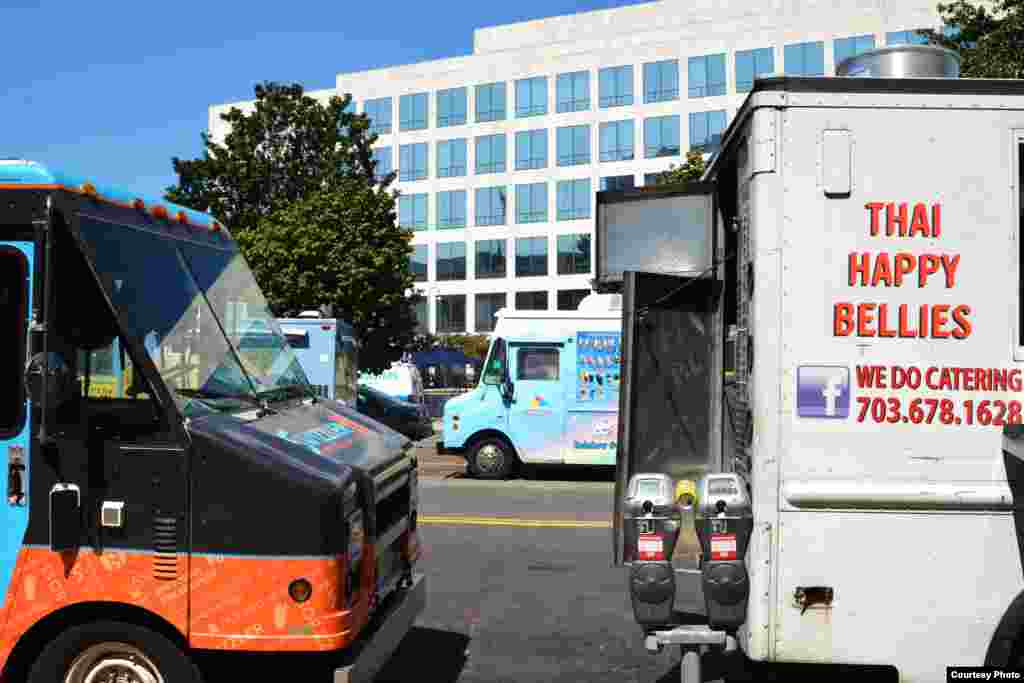 Camiones de comida estacionados en L&rsquo;Enfant Plaza, cerca de una estación de metro en Washington, D.C.