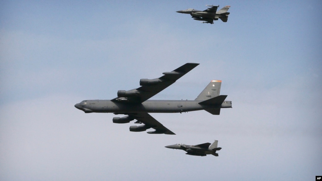 Máy bay ném bom B-52 bay trên căn cứ không quân Osan ở Pyeongtaek, Hàn Quốc. (Ảnh chụp ngày 10/1/2016)