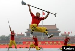 2007年5月31日僧侣在北京天安门广场表演功夫, 推动2008年北京奥运。