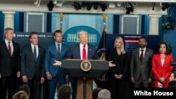 په خبري کنفرانس کې د متحدو ایالتونو د دفاع وزیر پیټ هیګسیت، لویه څارنواله پام بونډي او یو شمېر نور مقامات د ولسمشر ټرمپ تر څنګ ولاړ دي.