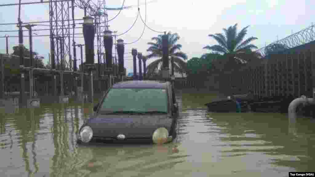 Un véhicule sous les eaux à Kinshasa, le 4 janvier 2017. (VOA/TopCongo)