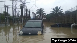 Un véhicule dans les eaux à Kinshasa, le 4 janvier 2017. (VOA/TopCongo)