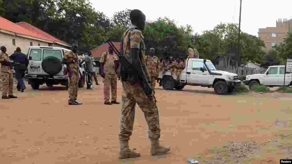 Des policiers et des soldats sud-soudanais sont vus dans les rues de la capitale suite à la reprise des combats, 10 juillet 2016.