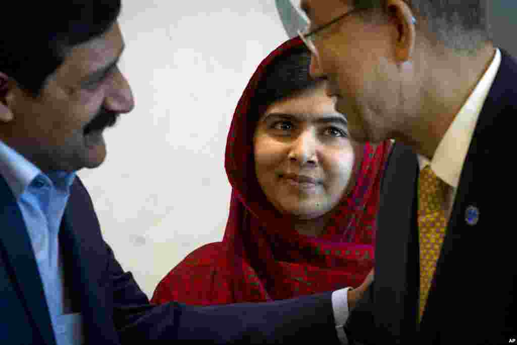 La défenseuse pakistanaise de l&rsquo;éducation de jeunes filles, Malala Yousafzai, contemple son père, Ziauddin Yousafzai qui parle avec le secrétaire général des Nations Unies Ban Kin-moon au siège des Nations Unies, le 18 aout 2014. REUTERS/Carlo Allegri 