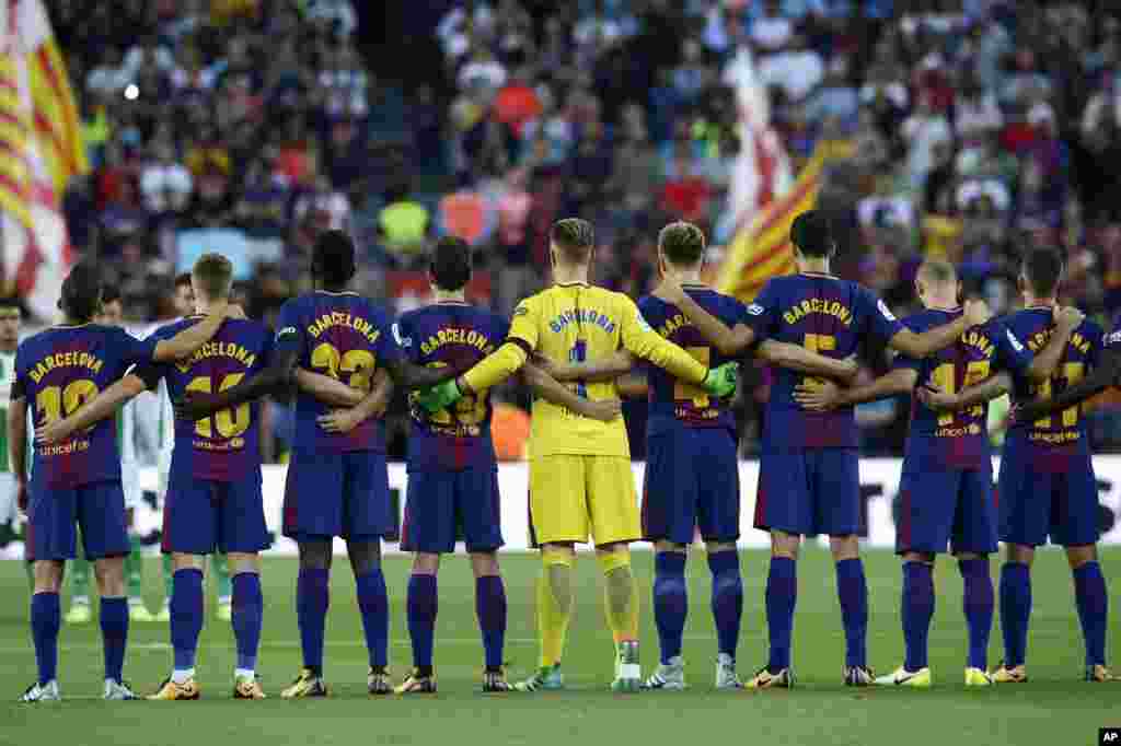 Les joueurs du FC Barcelone observent une minute de silence après l'attaque d'un van à Las Ramblas, le 20 août 2017.
