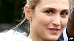 La réalisatrice Julie Gayet a rejoint le mouvement du Ruban blanc pour lutter contre le harcèlement sexuel et les inégalités basées sur le genre dans le milieu du cinema.